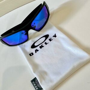 100% authentic Oakley’s Dallas cowboys NFL edition like brand new!!!